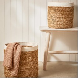 CESTO EM FIBRA NATURAL BORDA BRANCA