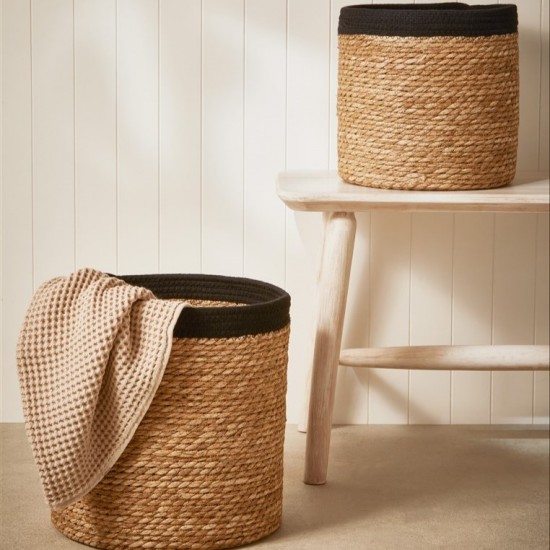 CESTO EM FIBRA NATURAL BORDA PRETA